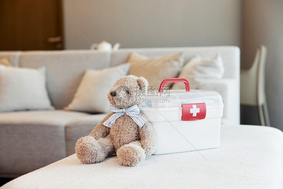 家用医疗箱和小熊玩偶图片