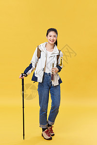户外徒步手拿登山杖的青年女性图片
