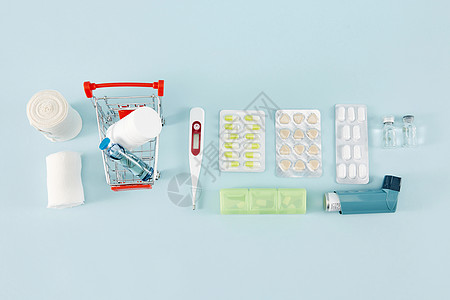 基础医疗用品和药片背景图片