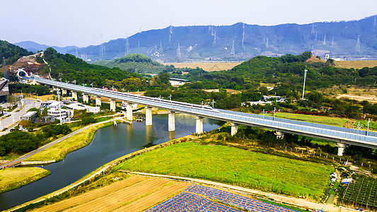 穿过田园河流的高铁高清图片