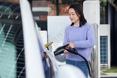 给新能源汽车充电的女性图片