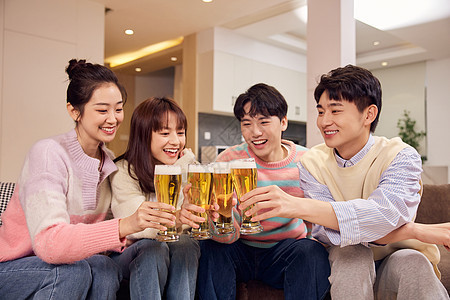 节假日青年聚会喝啤酒干杯图片