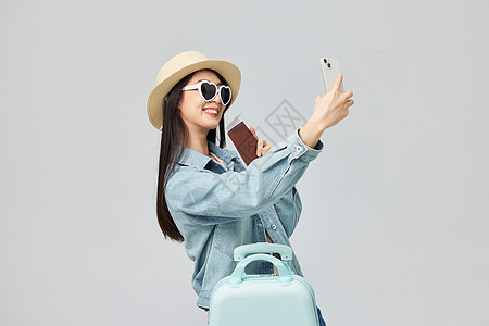 旅游度假的青年女性手机自拍图片