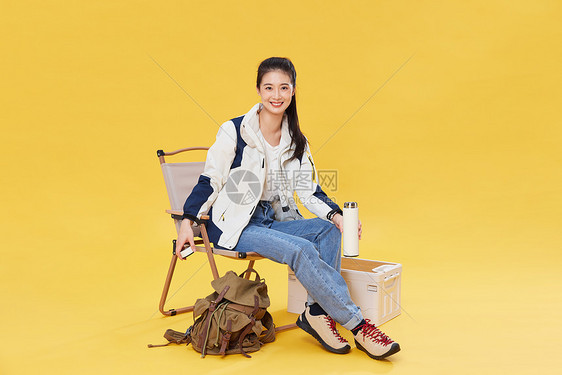 登山露营的青年女子图片