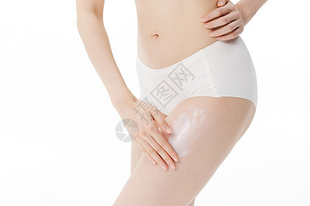 女性腿部护理擦身体乳特写图片