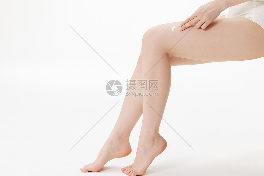 女性美腿护肤特写图片