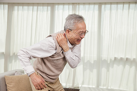 居家老人扭伤肩部高清图片