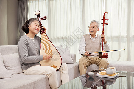 居家演奏乐器的老年夫妻图片