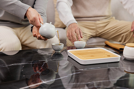 幸福老年人倒茶手部特写背景