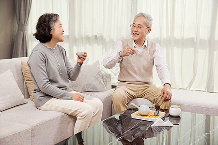 坐在客厅喝茶的老年人图片