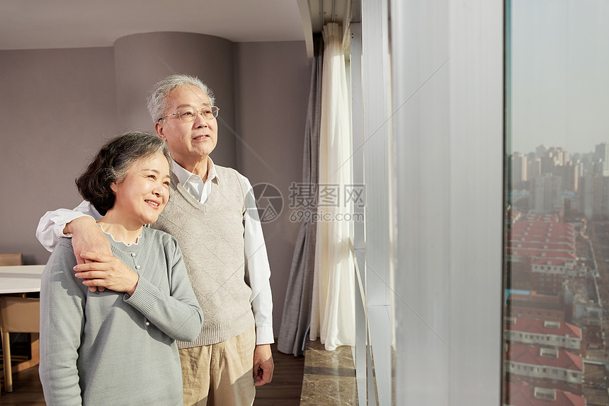 窗边的老年夫妻形象图片