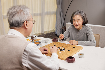 老年夫妻在客厅下棋高清图片