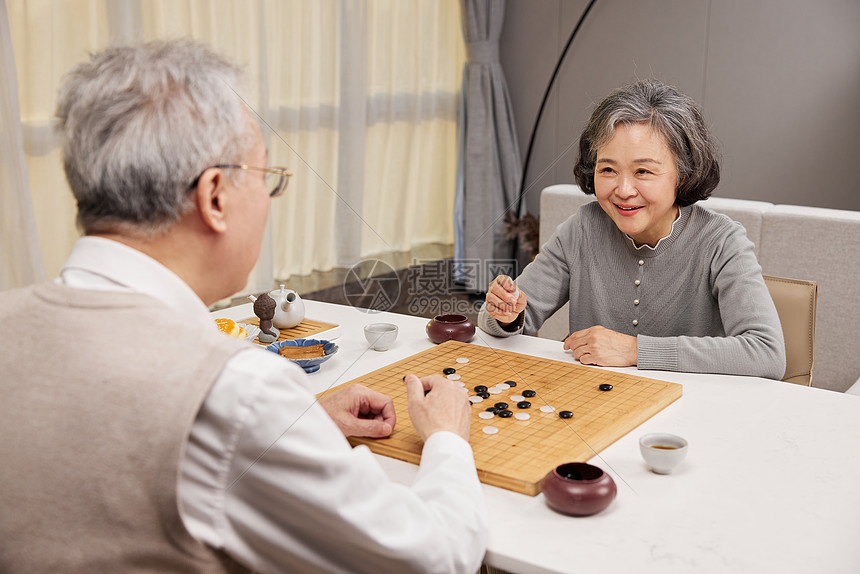 老年夫妻在客厅下棋图片