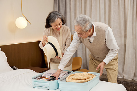 老年夫妻整理旅游衣物图片