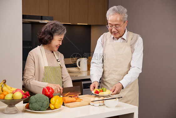 老年夫妻在厨房互帮互助图片
