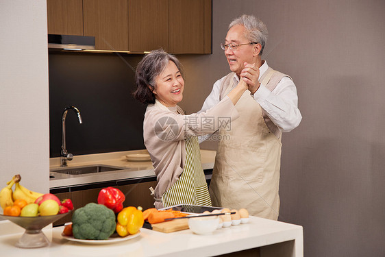 恩爱的老年夫妻在厨房跳舞图片