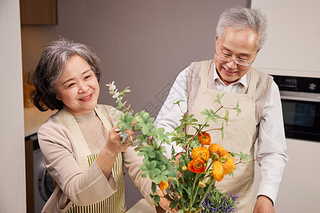 在家插花的老年夫妻图片