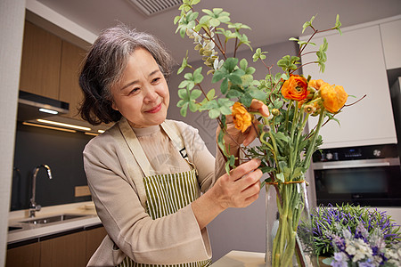 在家插花的老年人高清图片