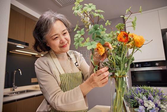 在家插花的老年人图片