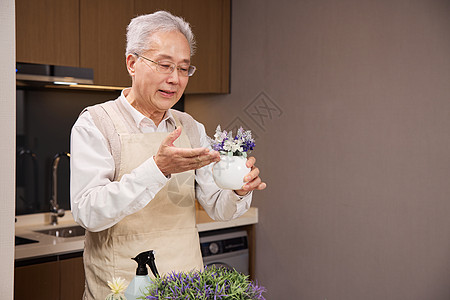 居家休闲老年人养护植物高清图片