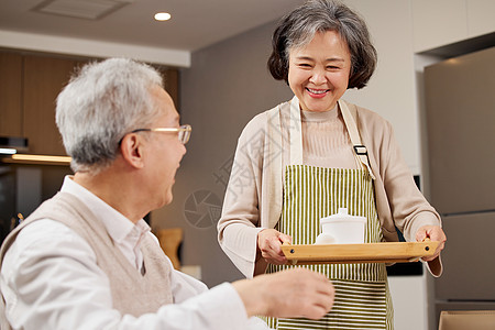 幸福老年人奶奶给爷爷端上补品背景