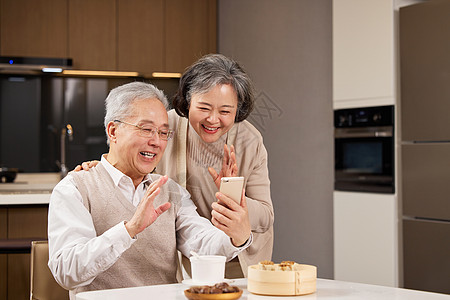 老人通过电话给家里人视频通话高清图片