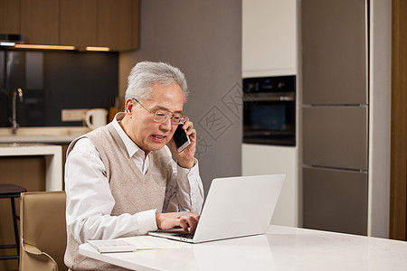 防范电信诈骗电脑前的老人焦急打电话背景