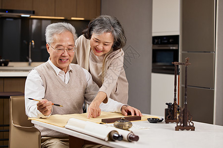 老人写字老年夫妻在家练习书法背景