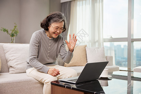 线上聊天老人在家使用笔记本电脑视频通话背景
