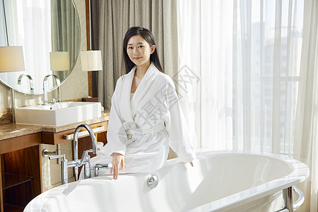 酒店准备洗浴的年轻女性图片
