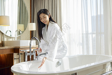 酒店放水准备洗浴的年轻女性图片