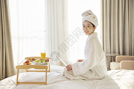 酒店休闲女性享受下午茶图片