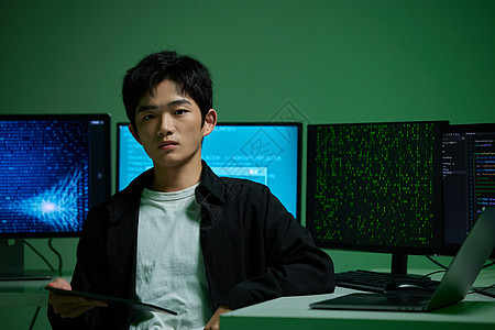 年轻男程序员形象图片