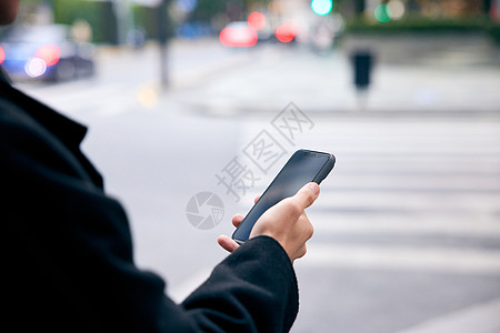 手机场景年轻男性街头使用手机背景