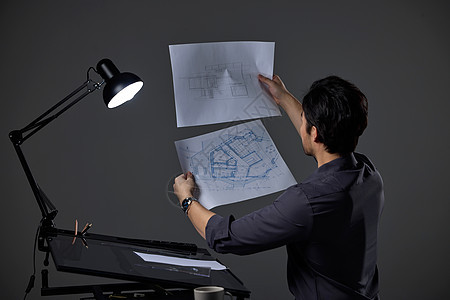 建筑设计师研究图纸背影图片