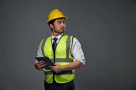 手拿平板电脑的建筑工人图片