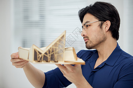 建筑设计师研究建筑模型图片