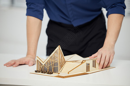 建筑设计师桌上的建筑模型特写图片