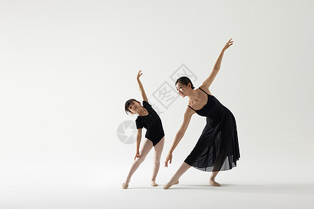芭蕾舞老师和学生一起跳舞图片