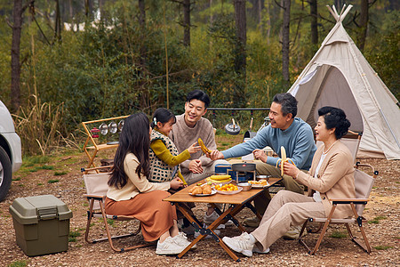 一家五口户外露营聚餐图片