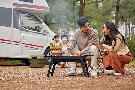 年轻夫妻家庭露营烧烤图片