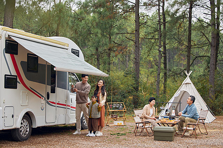大家庭幸福的房车露营生活图片