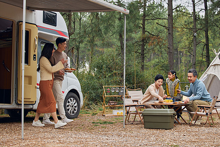 一家人幸福房车露营生活图片