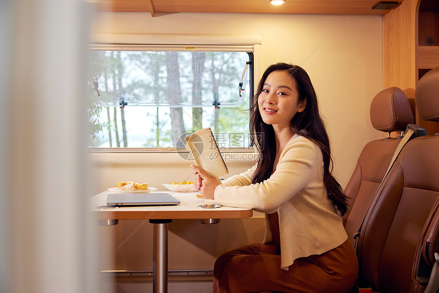 年轻美女房车内看书图片