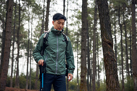 男青年户外登山徒步图片