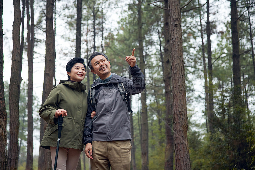 老年夫妇户外徒步旅行图片