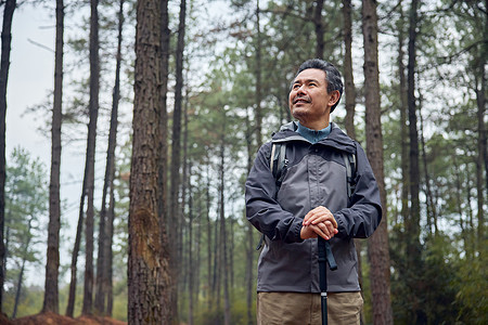 老年男性户外徒步旅行图片