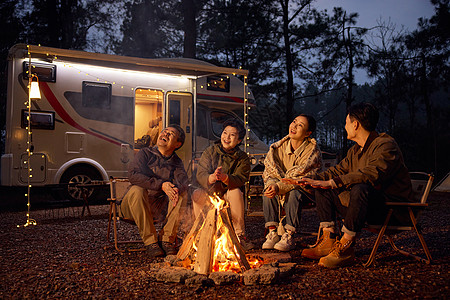 家庭露营派对篝火取暖图片