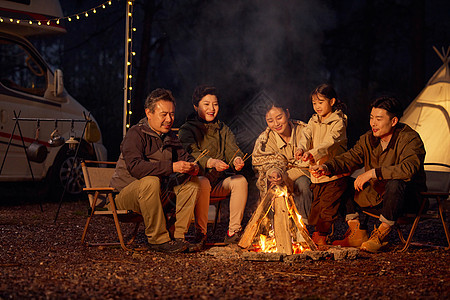 家庭露营篝火派对图片