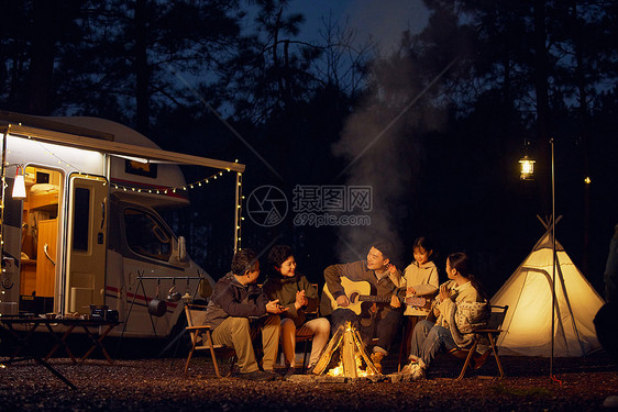 家庭露营篝火派对唱歌弹琴图片